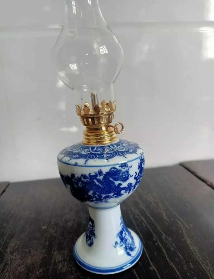 Đèn dầu đế sứ.png
